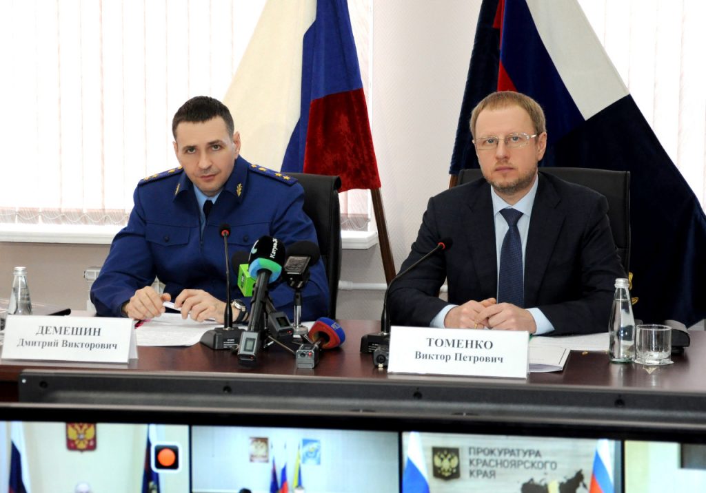 Заместитель Генерального прокурора России провел в Алтайском крае межведомственное совещание по проблемам развития территорий с преференциальными режимами осуществления предпринимательской деятельности

Сегодня, 7 апреля, заместитель Генерального прокурора Российской Федерации Дмитрий Демешин провел в Бийске межведомственное совещание. В работе также участвовали представители Генеральной прокуратуры России, прокуроры субъектов РФ в округе, Губернатор Алтайского края Виктор Томенко, заместители губернаторов регионов СФО, уполномоченные по защите прав предпринимателей в субъектах РФ, представители хозяйствующих субъектов. На совещании рассмотрен вопрос состояния законности и проблемы развития территорий с преференциальными режимами осуществления предпринимательской деятельности.
Открывая совещание, Дмитрий Демешин подчеркнул, что в условиях неблагоприятных внешнеполитических факторов, введенных против Российской Федерации санкций, необходимо не допустить снижения темпов развития отечественной экономики, особенно преференциальных территорий, и пригласил участников к конструктивному обмену мнений.
По его словам, вопросы развития ОЭЗ и ТОСЭР с учетом сложившейся ситуации требуют активизации и усиления межведомственного взаимодействия. Предметом пристального внимания прокуроров должны оставаться вопросы соблюдения прав резидентов преференциальных территорий на получение гарантированных государством мер финансовой и налоговой поддержки, государственных и муниципальных услуг, отсутствие какого-либо давления на бизнес со стороны органов власти и органов правоохраны, контрольно-надзорных органов.
На совещании выступили Губернатор Алтайского края Виктор Томенко, министры экономического развития Республики Хакасия, Алтайского края и Омской области, прокуроры Алтайского края, Республики Хакасия и Томской области. Выступающие рассказали об опыте организации деятельности территорий с преференциальными режимами осуществления предпринимательской деятельности, сообщили о принимаемых мерах по созданию условий для их развития, поддержке резидентов. Прокуроры поделились наработками в сфере осуществления надзорной деятельности в данной сфере.
Губернатор Виктор Томенко отметил, что к сегодняшнему дню на территории особой экономической зоны «Бирюзовая Катунь» реализуют инвестпроекты уже 24 резидента, общий объем заявленных инвестиций составляет более 17 млрд. рублей. 
Объемы инвестиций и производства растут и в ТОСЭРах «Заринск» и «Новоалтайск». Общая выручка компаний-резидентов только за 2021 год выросла практически в два с половиной раза и превысили 3,5 млрд. рублей.
Глава региона поблагодарил органы прокуратуры за то внимание, которое уделяется и развитию территорий с преференциальными условиями деятельности, и в целом вопросам функционирования субъектов экономики. «Наша совместная работа дает возможность подключать все органы власти, в том числе территориальные органы федеральных органов власти, глубже рассматривать проблемы и оперативно принимать решения там, где это требуется», - отметил Виктор Томенко.
Он уточнил также, что в Алтайском крае принимаются меры поддержки субъектов экономической деятельности в дополнение к федеральным мерам. В частности, разработан региональный механизм поддержки средних по масштабам деятельности предприятий, которые не смогли воспользоваться федеральными видами помощи.
Справка: В Сибирском федеральном округе функционируют 5 особых экономических зон в Алтайском и Красноярском краях, Иркутской, Омской и Томской областях, а также 15 ТОСЭР в Республике Хакасия, Алтайском и Красноярском краях, Иркутской, Кемеровской, Новосибирской, Омской и Томской областях.
